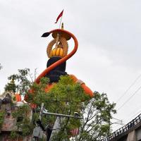 stor staty av herre hanuman nära de delhi metro bro belägen nära karol bagh, delhi, Indien, herre hanuman stor staty rörande himmel foto