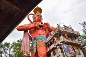 stor staty av herre hanuman nära de delhi metro bro belägen nära karol bagh, delhi, Indien, herre hanuman stor staty rörande himmel foto