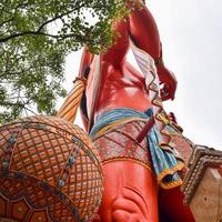 stor staty av herre hanuman nära de delhi metro bro belägen nära karol bagh, delhi, Indien, herre hanuman stor staty rörande himmel foto