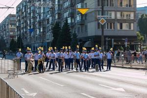 dnipro, ukraina - 09.11.2021 medborgare fira stad dag. ett orkester av musiker med vind instrument klädd som husarer på en stad gata. foto
