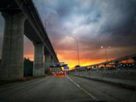 defocused suddig abstrakt bakgrund av trafik sylt på natt i öst jakarta. de bak- se, de röd och gul lampor eller de broms lampor av de bilar är på. foto