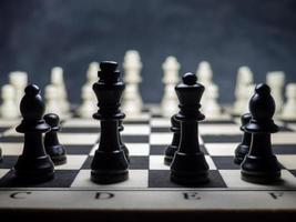 schack. schack bitar på de styrelse. styrelse spel. plast siffror. strategisk tänkande. foto
