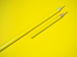 gul trä- penna på gul papper. vässade pennor. teckning verktyg. Tillbehör för kreativitet. foto