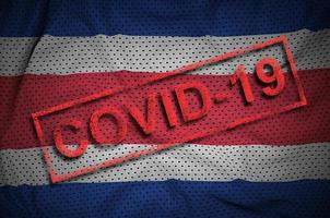 costa rica flagga och röd covid-19 stämpel. coronavirus 2019-ncov utbrott foto