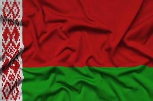 Vitryssland flagga är avbildad på en sporter trasa tyg med många veck. sport team baner foto