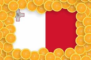 malta flagga i färsk citrus- frukt skivor ram foto