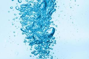 bubblor i blått vatten bakgrund foto