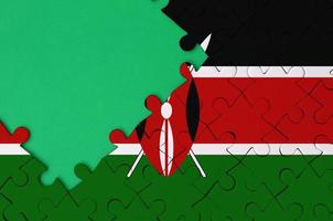 kenya flagga är avbildad på en avslutad kontursåg pussel med fri grön kopia Plats på de vänster sida foto