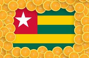 Togo flagga i färsk citrus- frukt skivor ram foto