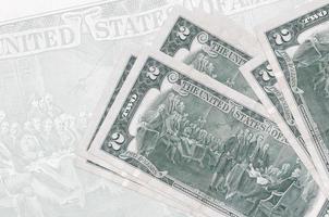 2 oss dollar räkningar lögner i stack på bakgrund av stor halvtransparent sedel. abstrakt presentation av nationell valuta foto