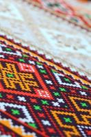 traditionell ukrainska folk konst stickat broderi mönster på textil- tyg foto