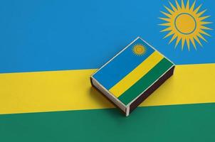 rwanda flagga är avbildad på en tändsticksask den där lögner på en stor flagga foto