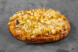 indisk stil av italiensk maträtt paneer pizza foto