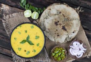 traditionell indisk mat på vintage trä bakgrund foto