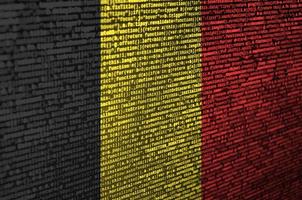 belgien flagga är avbildad på de skärm med de program koda. de begrepp av modern teknologi och webbplats utveckling foto