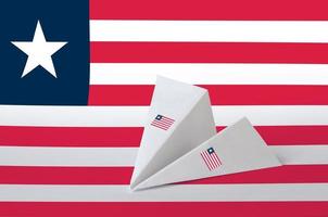 Liberia flagga avbildad på papper origami flygplan. handgjort konst begrepp foto