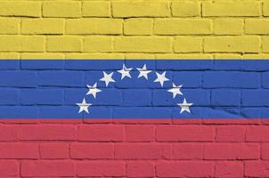 venezuela flagga avbildad i måla färger på gammal tegel vägg. texturerad baner på stor tegel vägg murverk bakgrund foto