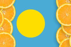palau flagga i citrus- frukt skivor vertikal ram foto