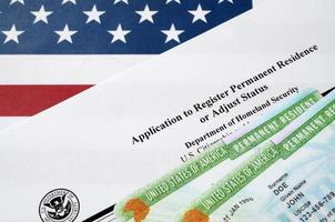 i-485 Ansökan till Registrera permanent bostad eller justera status form och grön kort från dv-lotteri lögner på förenad stater flagga från avdelning av hemland säkerhet foto