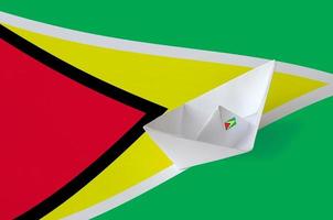 guyana flagga avbildad på papper origami fartyg närbild. handgjort konst begrepp foto