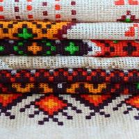 stack av traditionell ukrainska folk konst stickat broderi mönster på textil- tyg foto