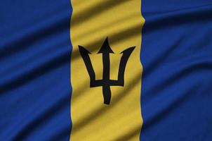 barbados flagga är avbildad på en sporter trasa tyg med många veck. sport team baner foto