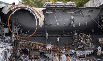 förstörd, förstört och bränt t-72 tank med en beteckning v på Det. rysk-ukrainska konflikt i 2022. förstörd ryska militär Utrustning. krig av ryssland mot ukraina. foto