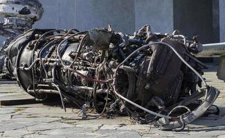 detalj av de mi-24 helikopter. resterna av en förstörd ryska luft tvinga bekämpa helikopter hind krokodil. motor rotor, blad, svans, haveri av en kraschade militär ge sig på helikopter närbild. foto