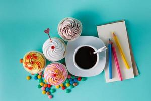 muffins med färgglada konfetti och kaffekopp
