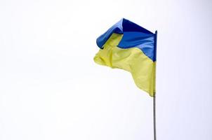 ukrainska flagga fladdrande i de vind mot vit bakgrund foto