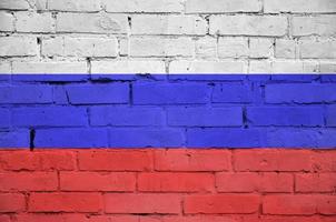 ryssland flagga är målad till ett gammal tegel vägg foto