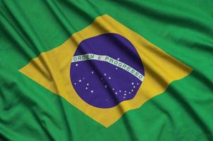 Brasilien flagga är avbildad på en sporter trasa tyg med många veck. sport team baner foto