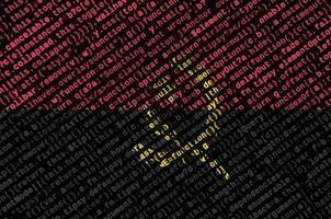 angola flagga är avbildad på de skärm med de program koda. de begrepp av modern teknologi och webbplats utveckling foto