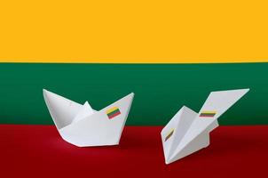 litauen flagga avbildad på papper origami flygplan och båt. handgjort konst begrepp foto