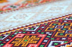 traditionell ukrainska folk konst stickat broderi mönster på textil- tyg foto