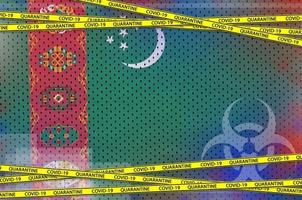 turkmenistan flagga och covid-19 karantän gul tejp. coronavirus eller 2019-ncov virus begrepp foto