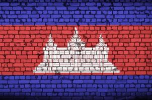 cambodia flagga är målad till ett gammal tegel vägg foto