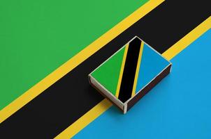 tanzania flagga är avbildad på en tändsticksask den där lögner på en stor flagga foto