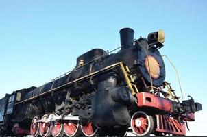 antik svart retro-tåg på Spår. foto