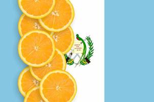 guatemala flagga och citrus- frukt skivor vertikal rad foto