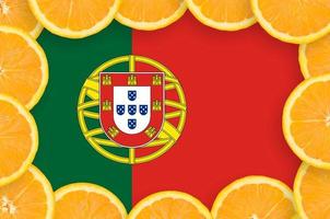 portugal flagga i färsk citrus- frukt skivor ram foto