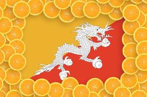 bhutan flagga i färsk citrus- frukt skivor ram foto