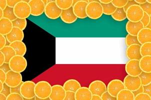 kuwait flagga i färsk citrus- frukt skivor ram foto