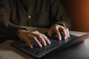 affärskvinna hand som arbetar med bärbar dator, surfplatta och smart telefon i modernt kontor med virtuellt ikondiagram på modernoffice i morgonljus foto