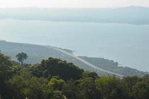 lam ta khong reservoar topp se och kurva mittraphap väg på khao yai thiang kulle se punkt. nakhonratchasrima provins, thailand. foto