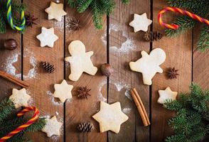 jul småkakor och glitter på en trä- bakgrund foto
