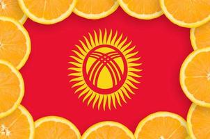 kyrgyzstan flagga i färsk citrus- frukt skivor ram foto