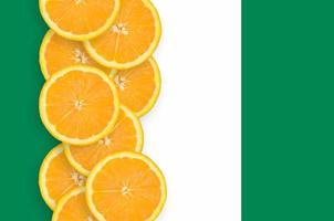 nigeria flagga och citrus- frukt skivor vertikal rad foto