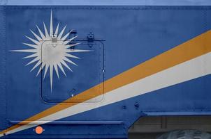 marshall öar flagga avbildad på sida del av militär armerad lastbil närbild. armén krafter konceptuell bakgrund foto