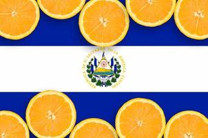 el salvador flagga i citrus- frukt skivor horisontell ram foto